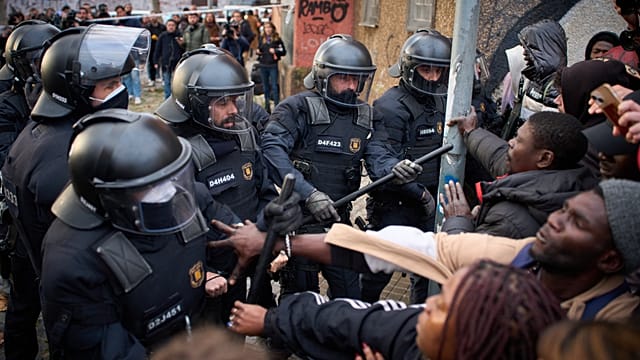 Spanish police evict hundreds of mostly illegal migrants living in a squat