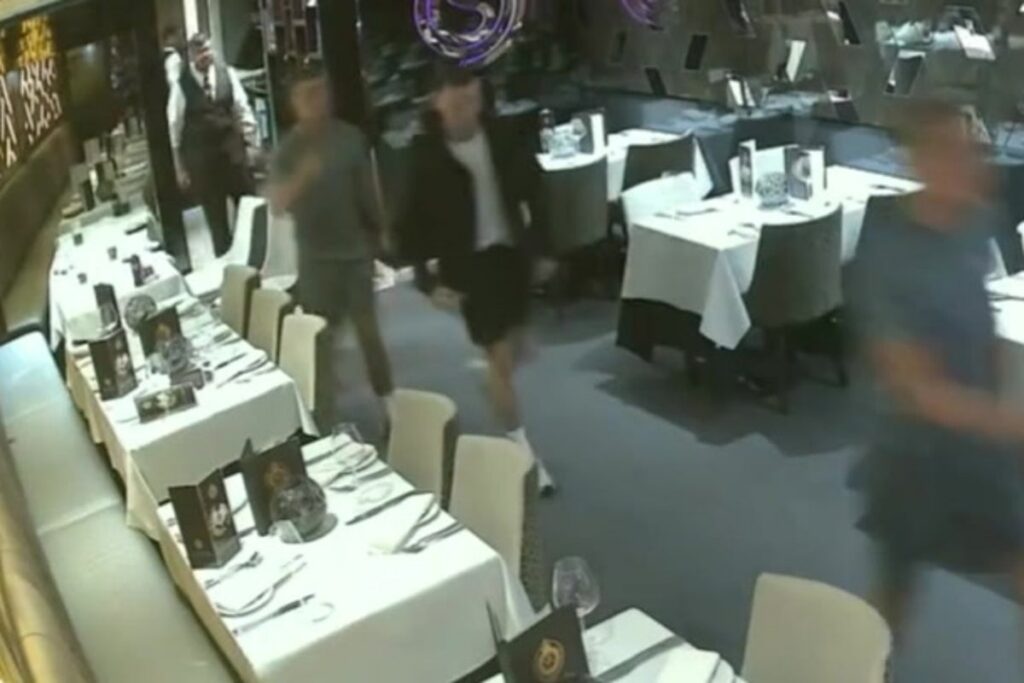 Shock tactics used by ‘dine and dashers’ exposed – including ‘emergency’ nappy changes and hair hidden in food Shock tactics used by ‘dine and dashers’ exposed – including ‘emergency’ nappy changes and hair hidden in food