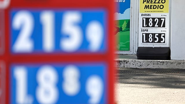 Oil prices plunge as markets rally after Strait of Hormuz reopens Oil prices plunge as markets rally after Strait of Hormuz reopens