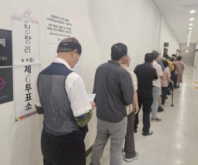 South Koreans line up early for local election voting